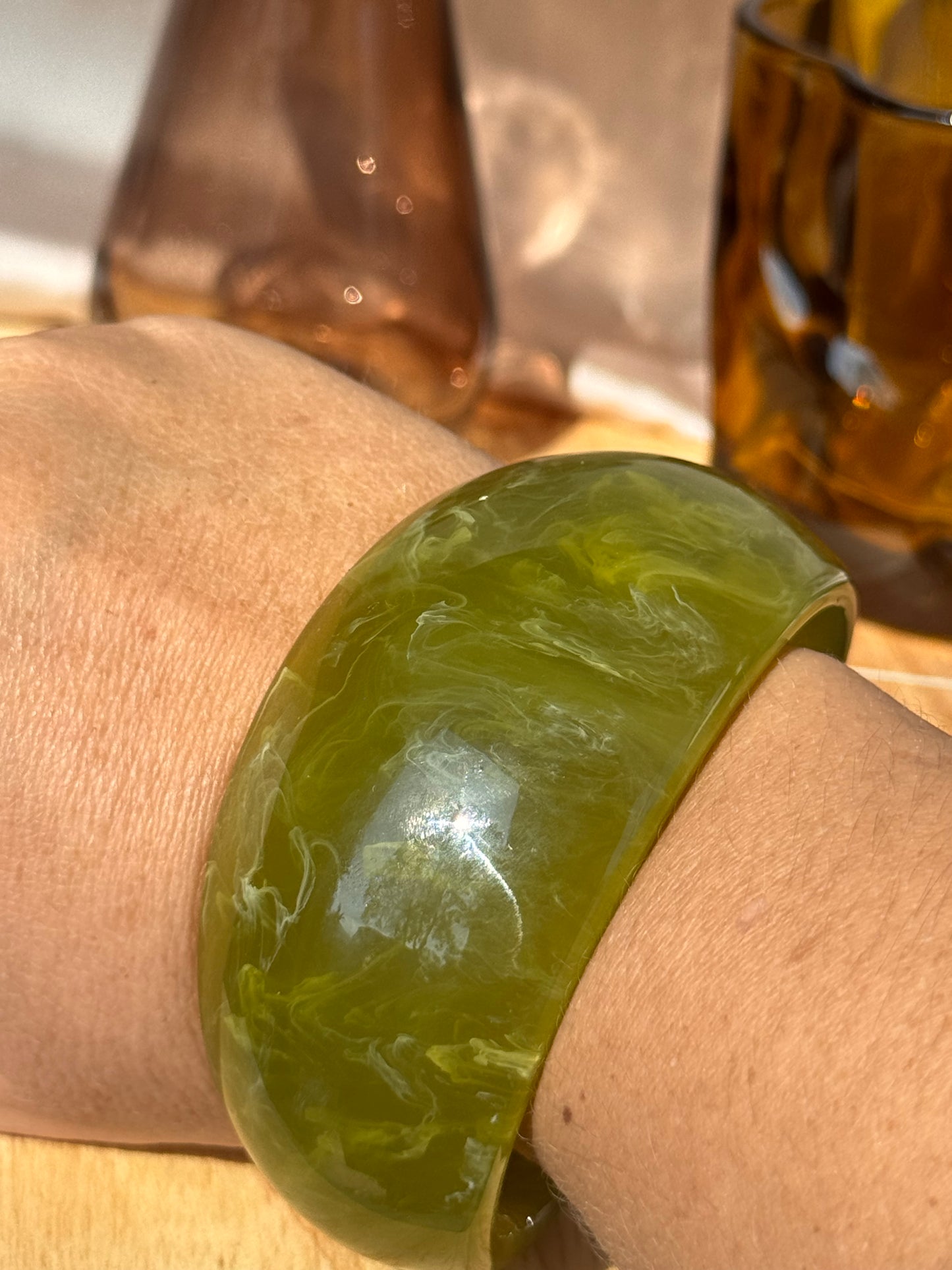 Bracelet jonc ouvert – Au plus large (3,5 cm) en acrylique marbré vert