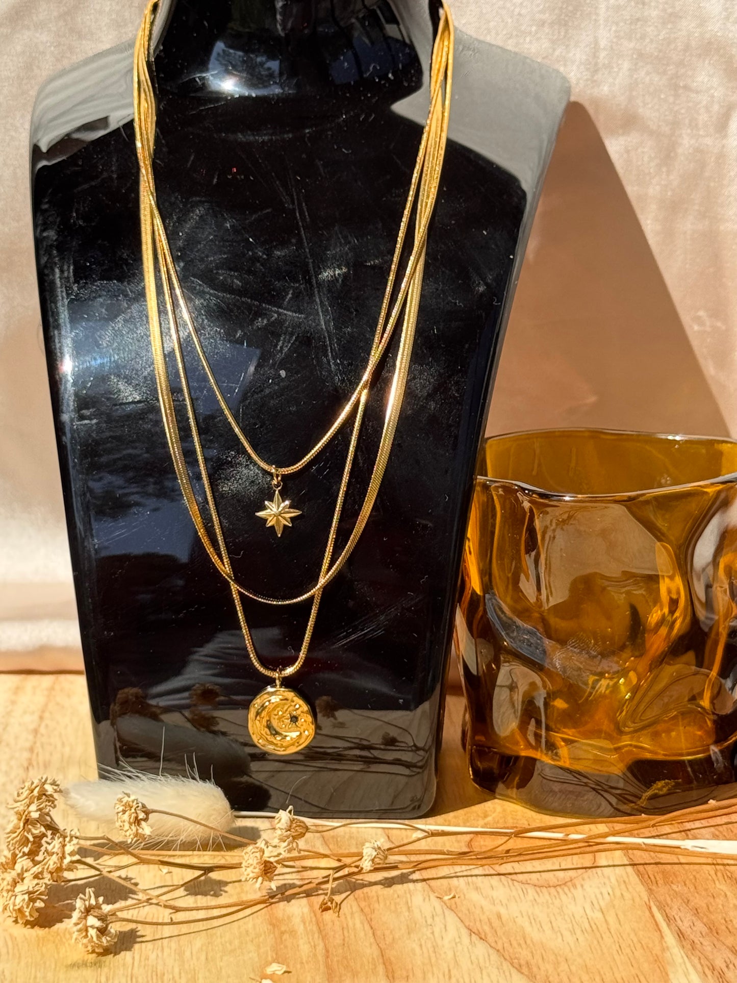 01.Collier Astralis – 3 chaînes superposées en acier inoxydable doré avec pendentifs étoile & lune