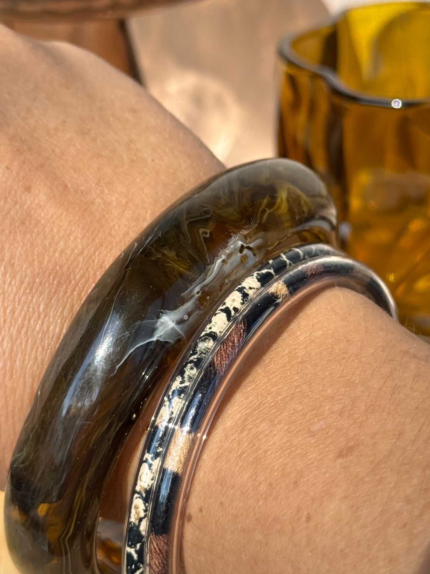 Bracelet jonc marron tendance en acrylique