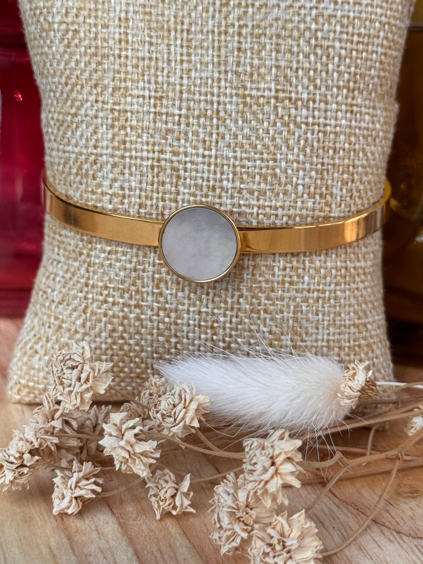Bracelet jonc en acier inoxydable doré et nacre – Élégance intemporelle
