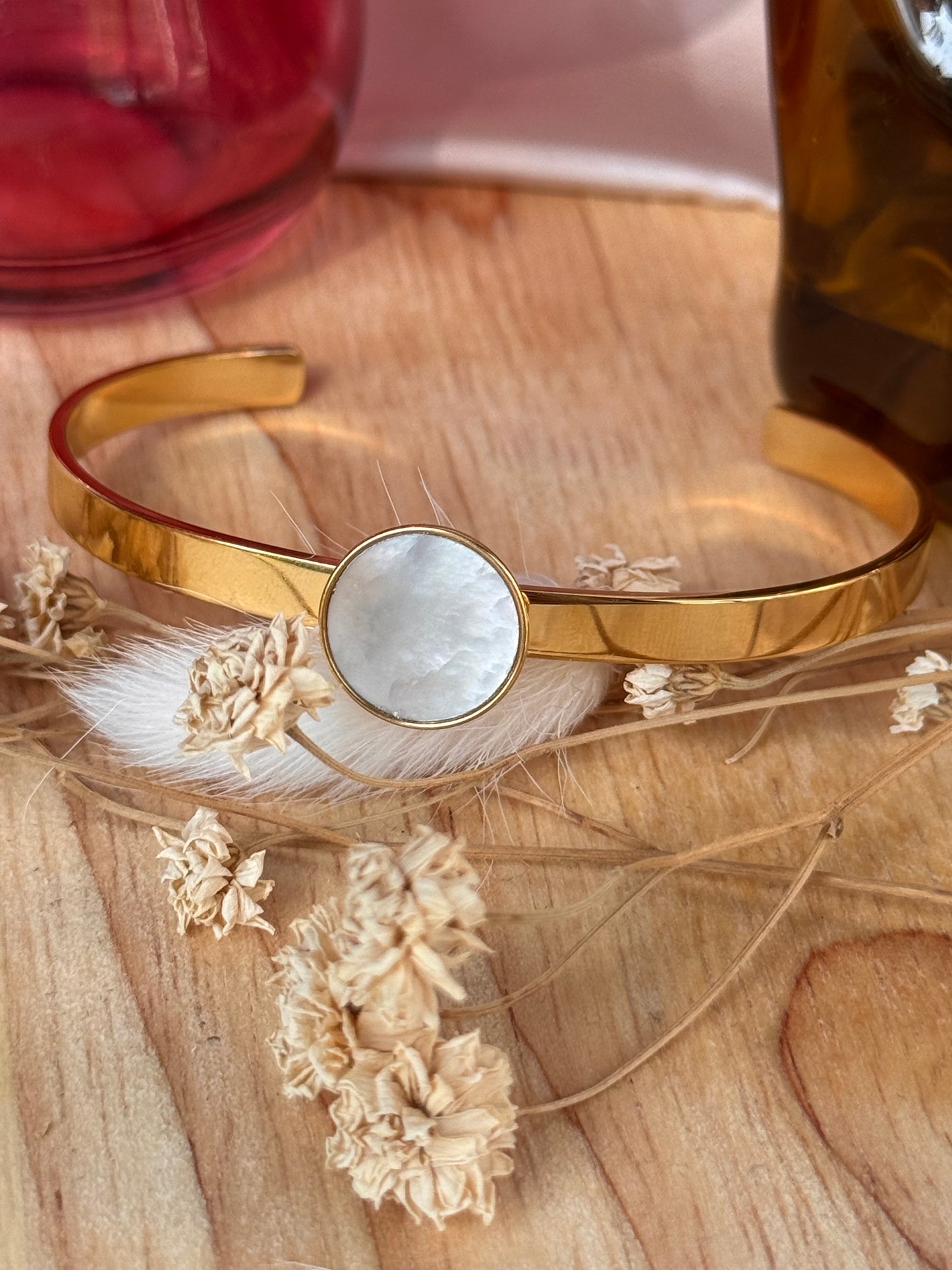 Bracelet jonc en acier inoxydable doré et nacre – Élégance intemporelle