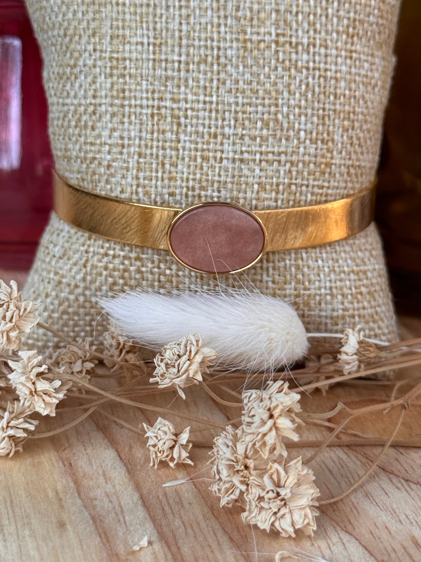Bracelet jonc en acier inoxydable doré et nacre rosé – Élégance intemporelle