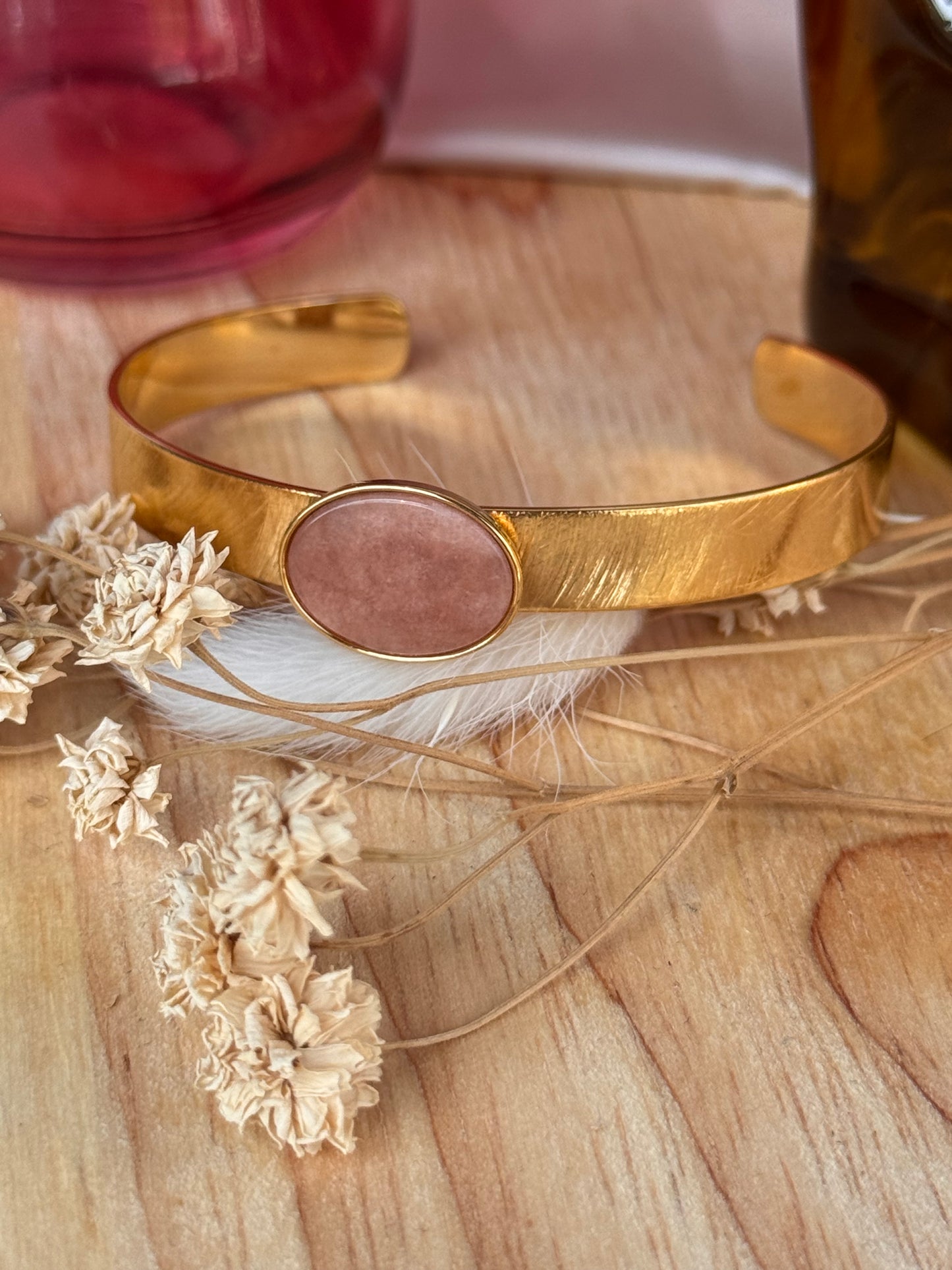 Bracelet jonc en acier inoxydable doré et nacre rosé – Élégance intemporelle