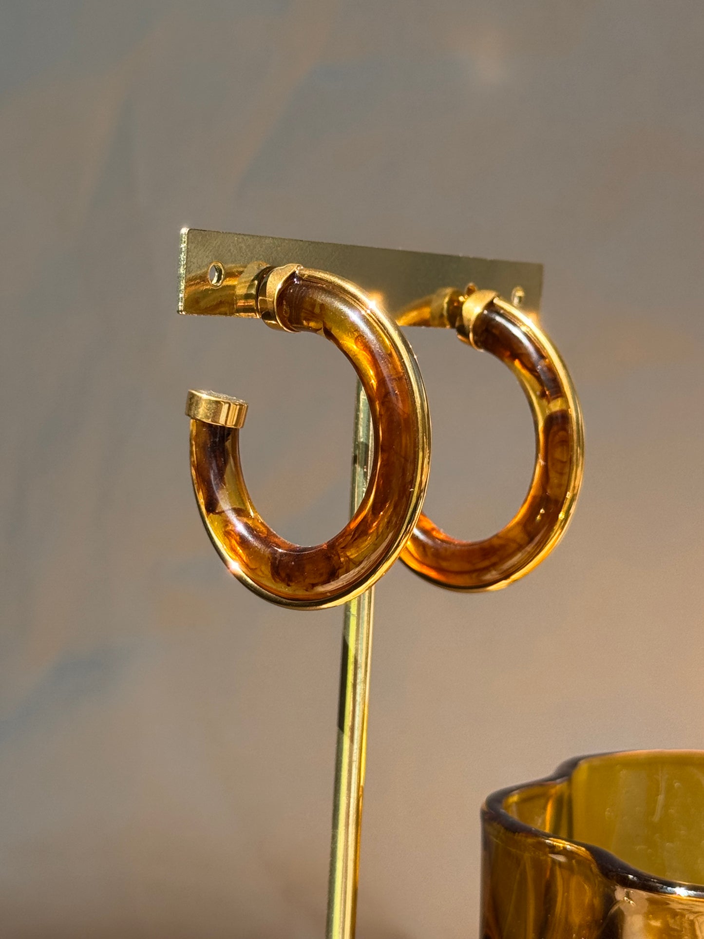 Boucles d’oreilles créoles ouvertes en résine marron