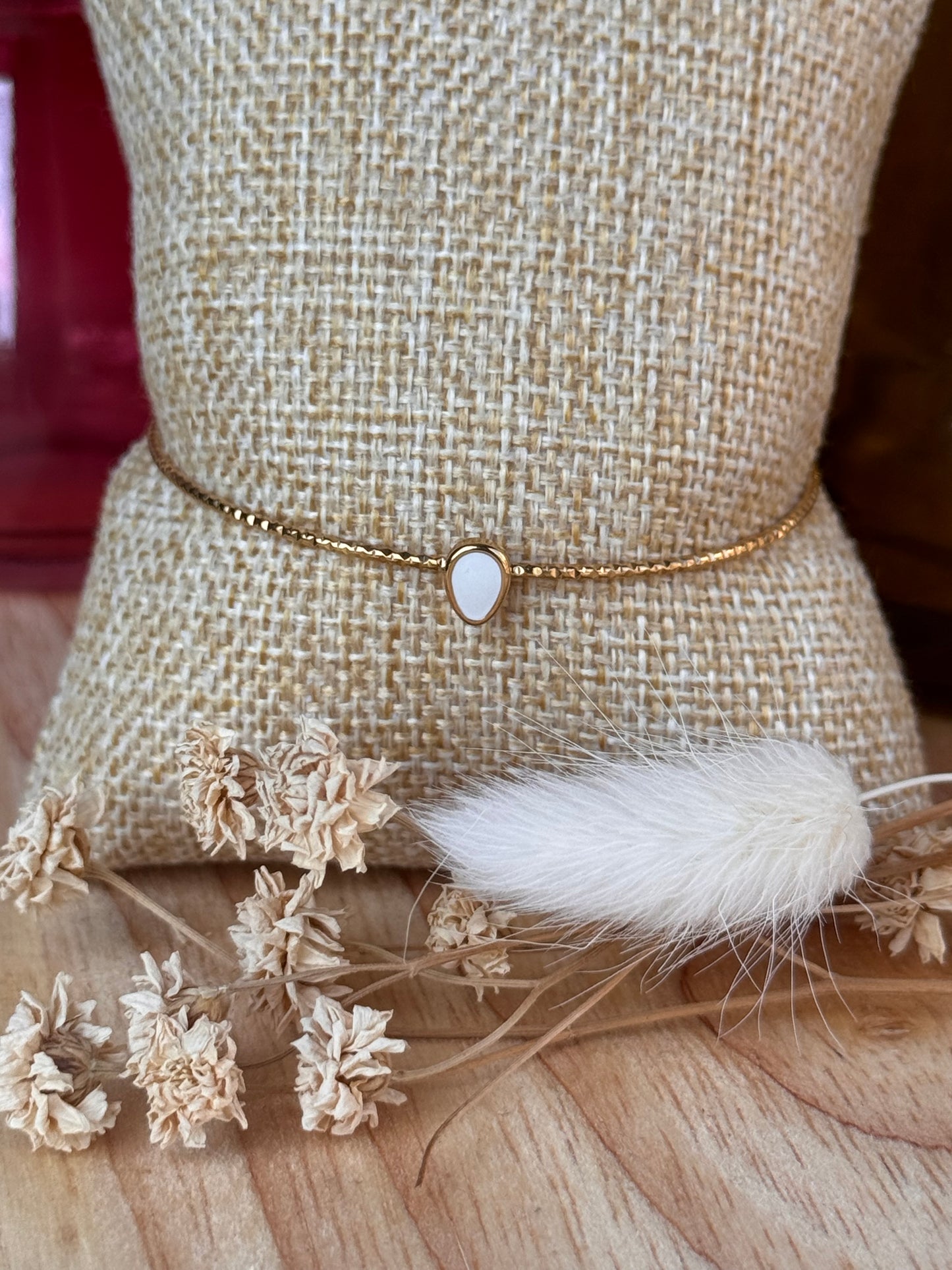 Bracelet jonc fin en acier inoxydable doré et goutte nacre – Élégance discrète