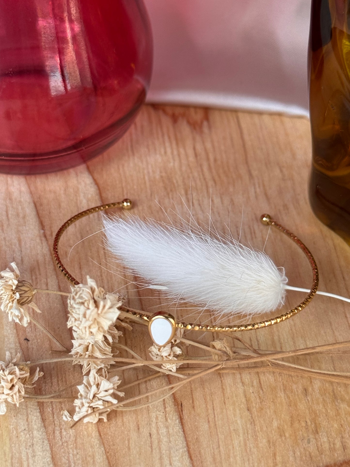 Bracelet jonc fin en acier inoxydable doré et goutte nacre – Élégance discrète
