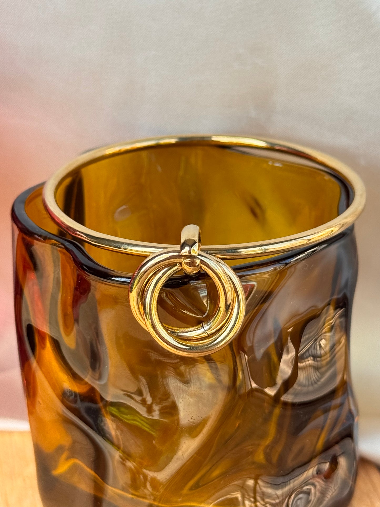 Bracelet Éterna – Acier inoxydable doré, breloque à deux anneaux (6,5 cm)