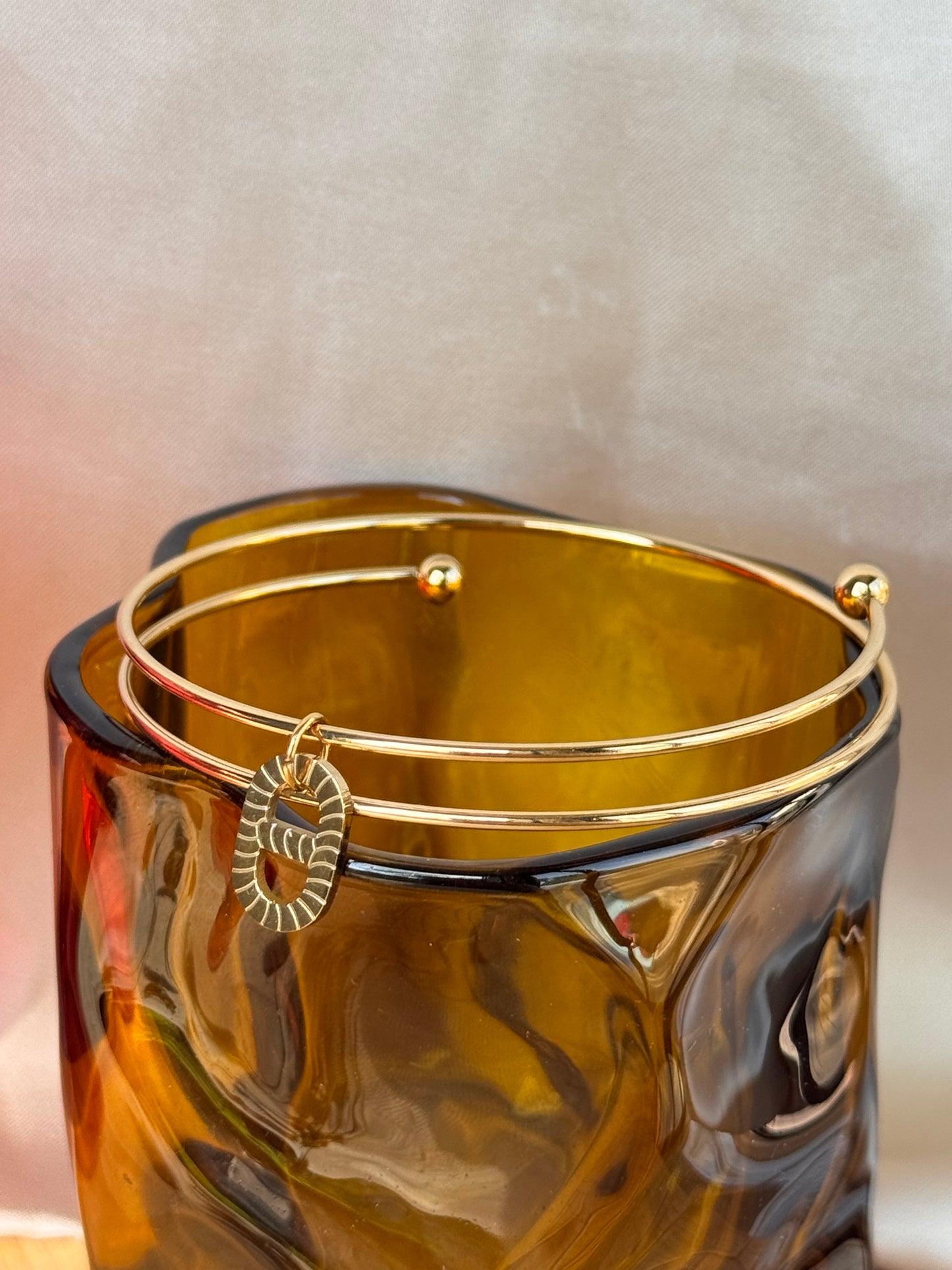 Bracelet double jonc en acier inoxydable doré avec pendentif – Chic & raffiné