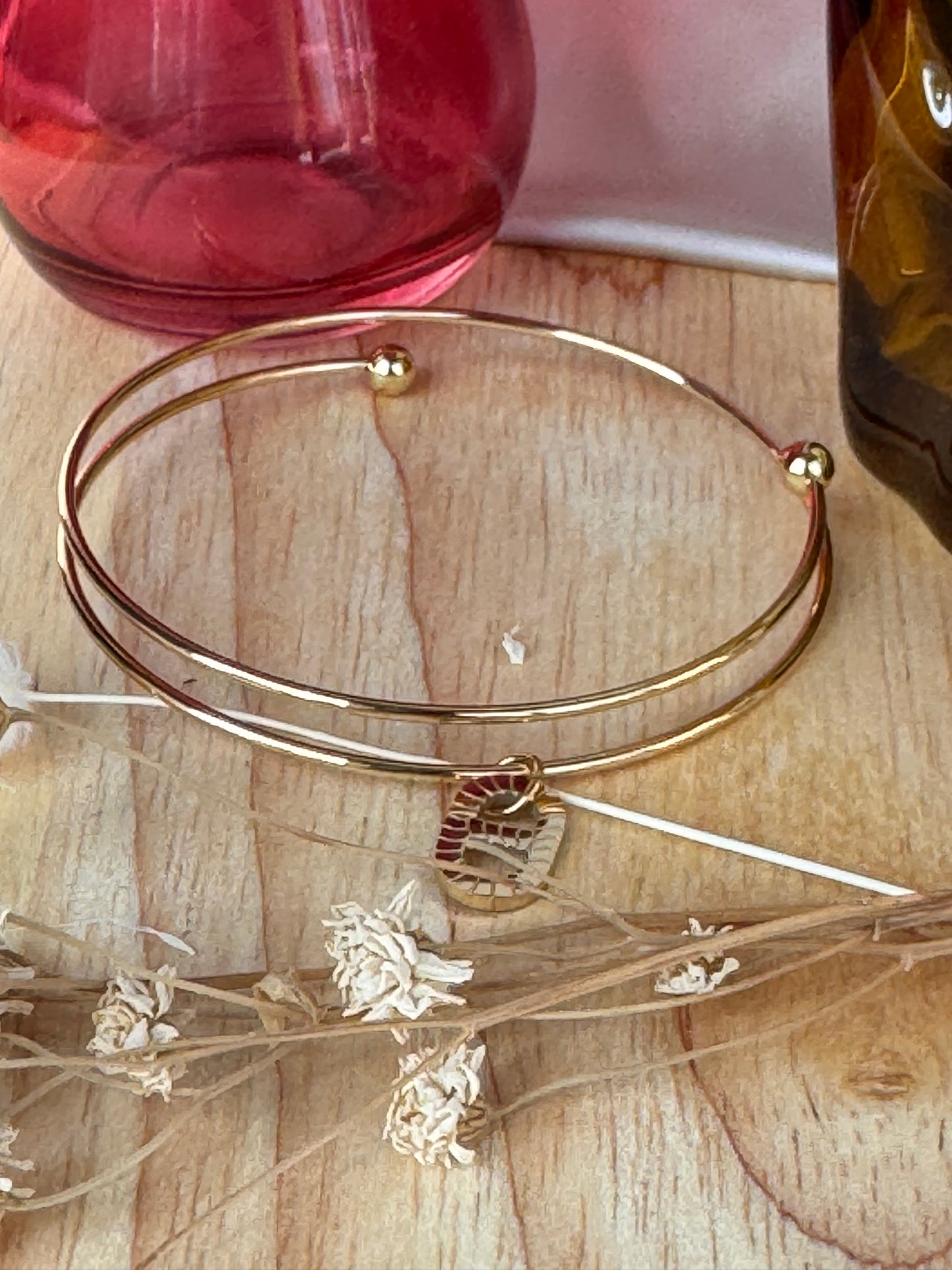 Bracelet double jonc en acier inoxydable doré avec pendentif – Chic & raffiné
