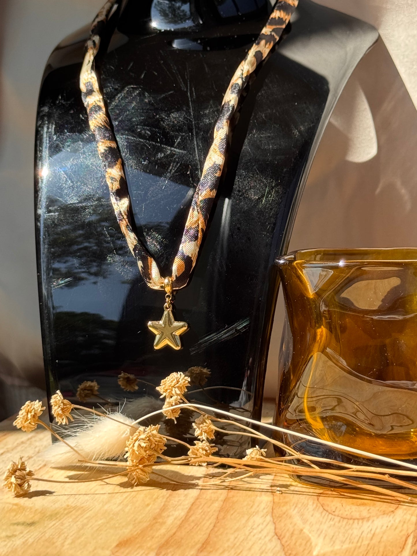 Collier tissu imprimé léopard & breloque étoile dorée – Bijou tendance et léger