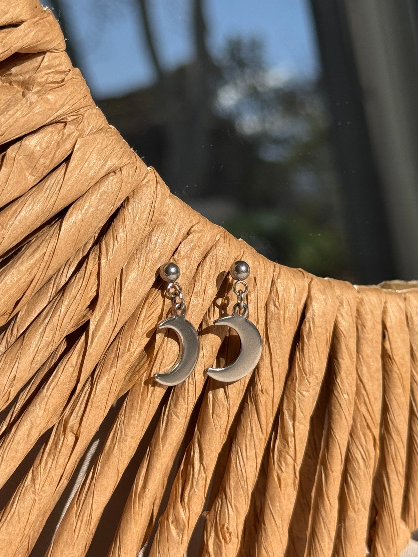 98. Boucles d’Oreilles Pendantes en Acier Inoxydable Argenté – Petite Lune Élégante