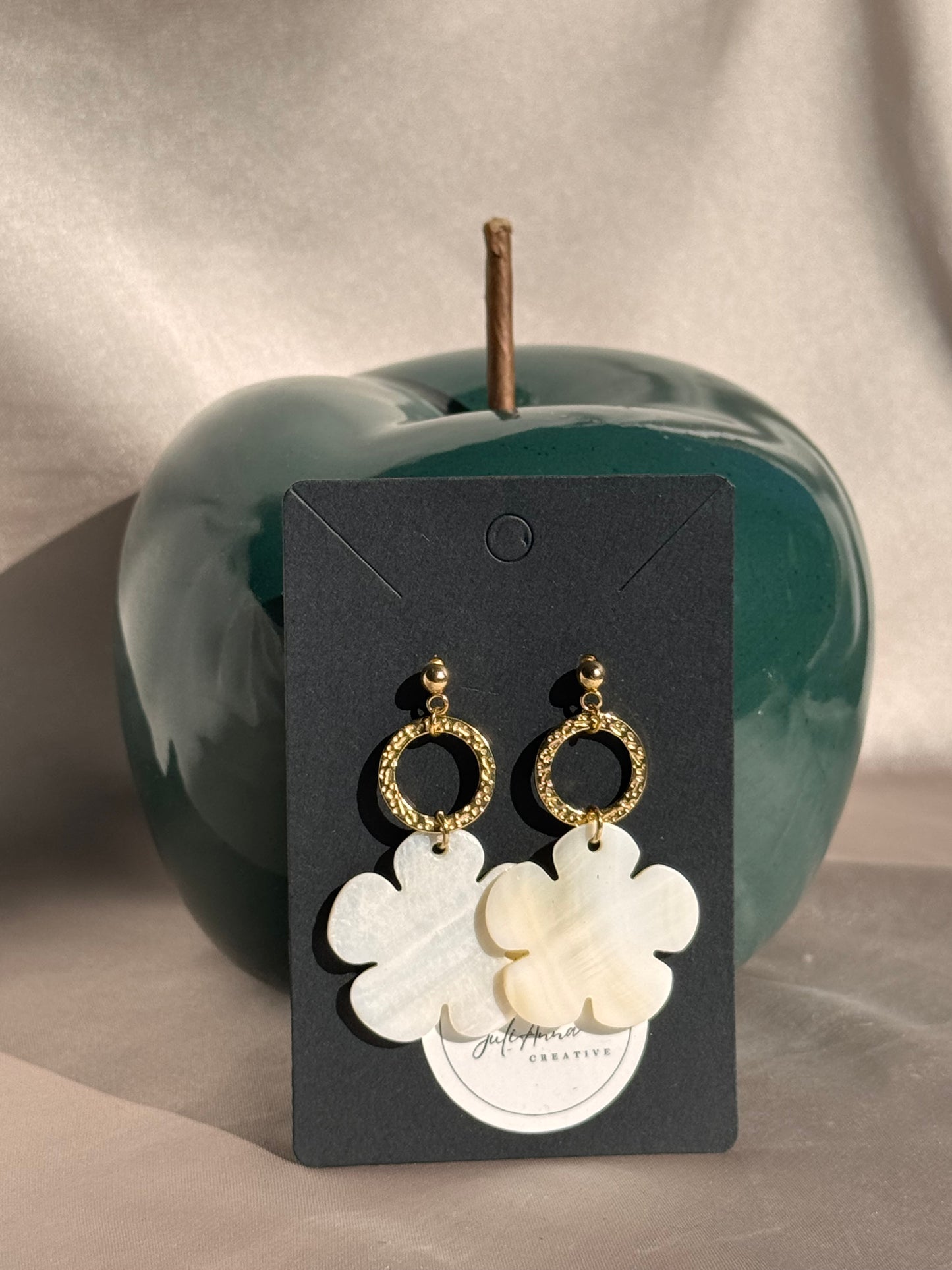 70. Boucles d’oreilles en acier inoxydable doré et nacre – Design fleur
