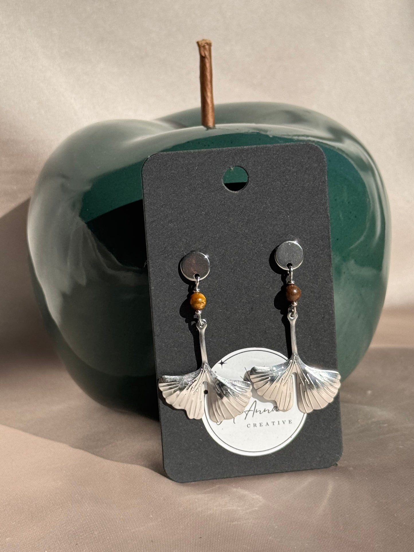 86. Boucles d'Oreilles Pendantes en Acier Inoxydable - Perle œil de tigre et Feuille de Ginkgo