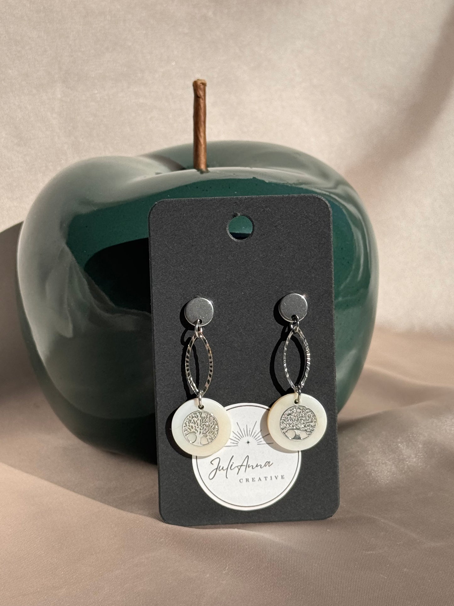 97. Boucles d'oreilles en acier inoxydable argenté avec nacre et arbre de vie