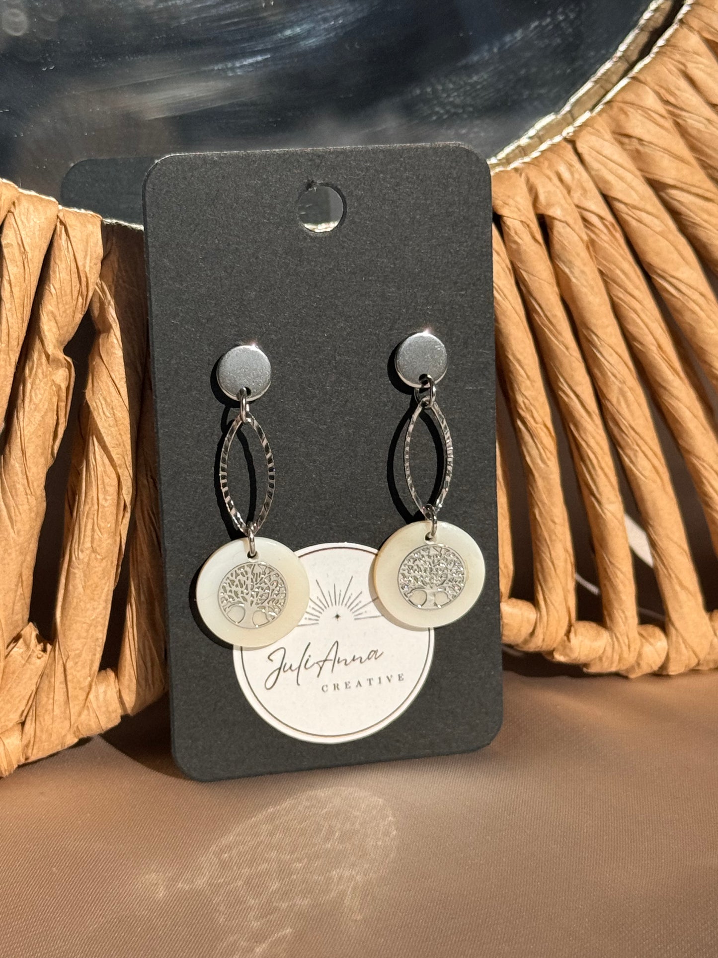 97. Boucles d'oreilles en acier inoxydable argenté avec nacre et arbre de vie