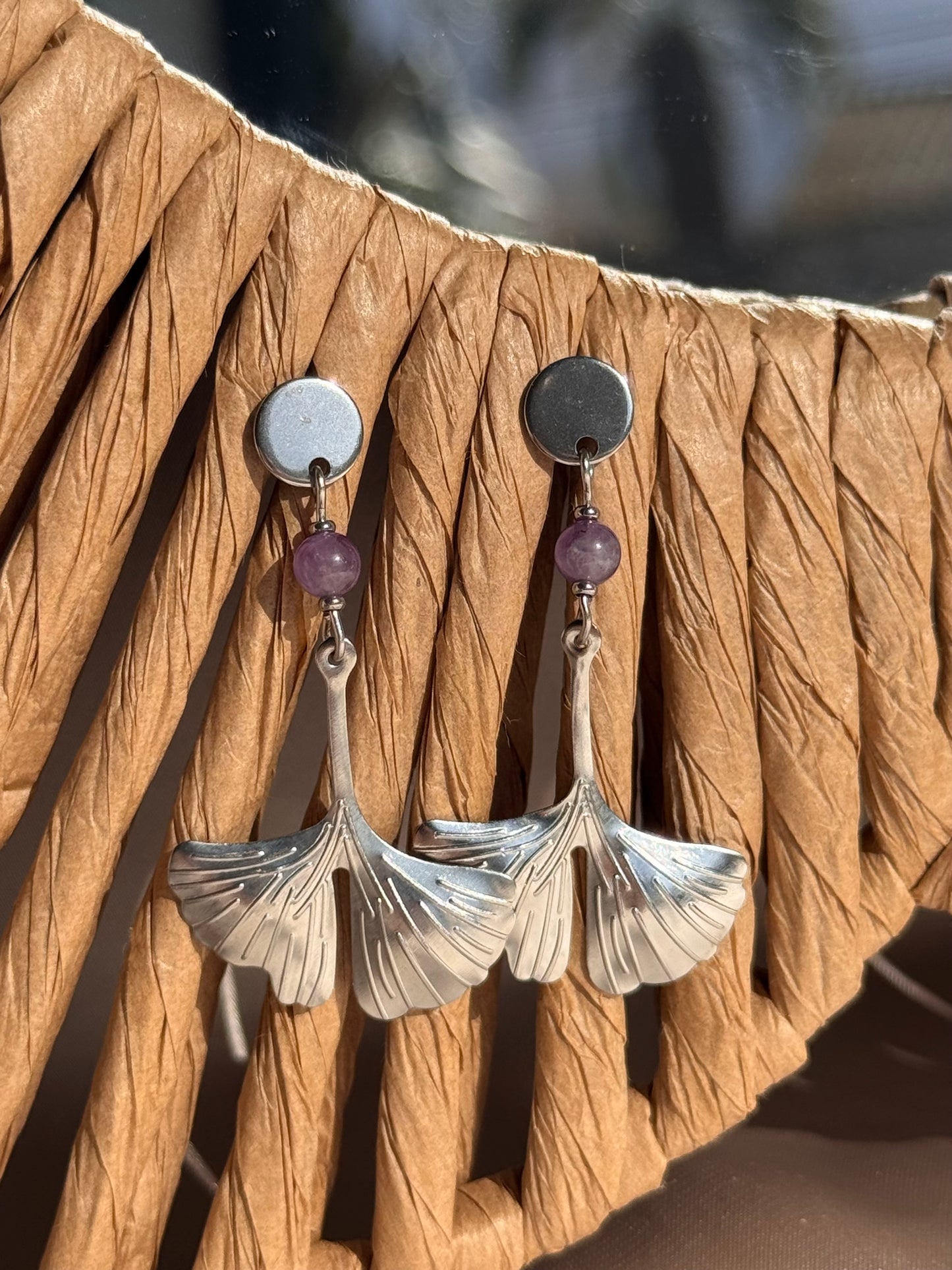 91. Boucles d'Oreilles Pendantes en Acier Inoxydable - Perle d'Améthyste et Feuille de Ginkgo