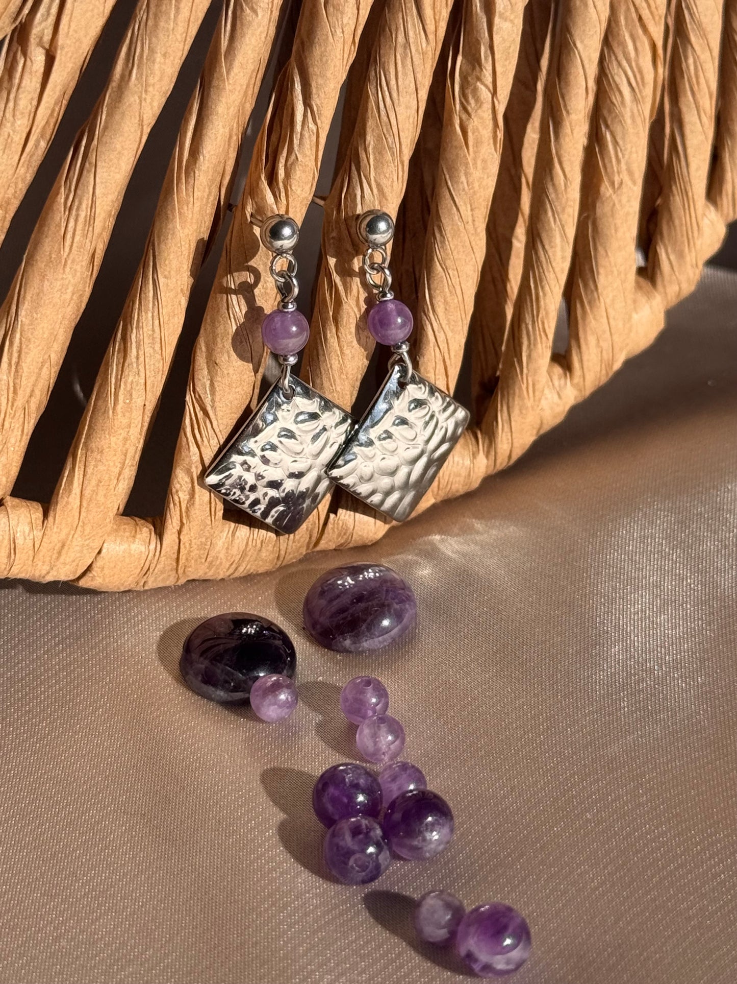 83 - Boucles d'Oreilles Pendantes en Acier Inoxydable argenté- Losange et perle naturelle Améthyste