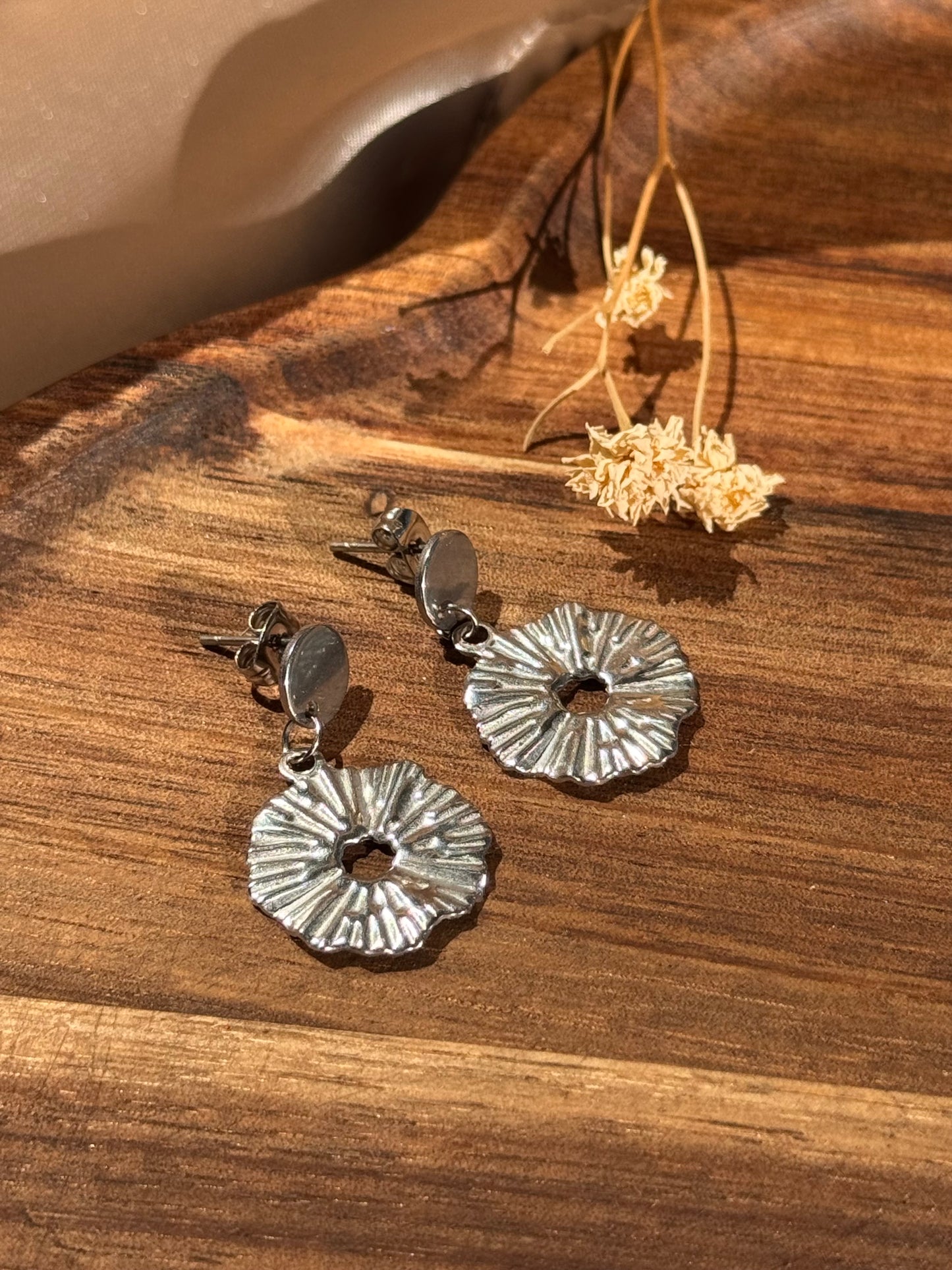 82. Boucles d'Oreilles Pendantes en Acier Inoxydable Argenté Forme Ronde en Relief