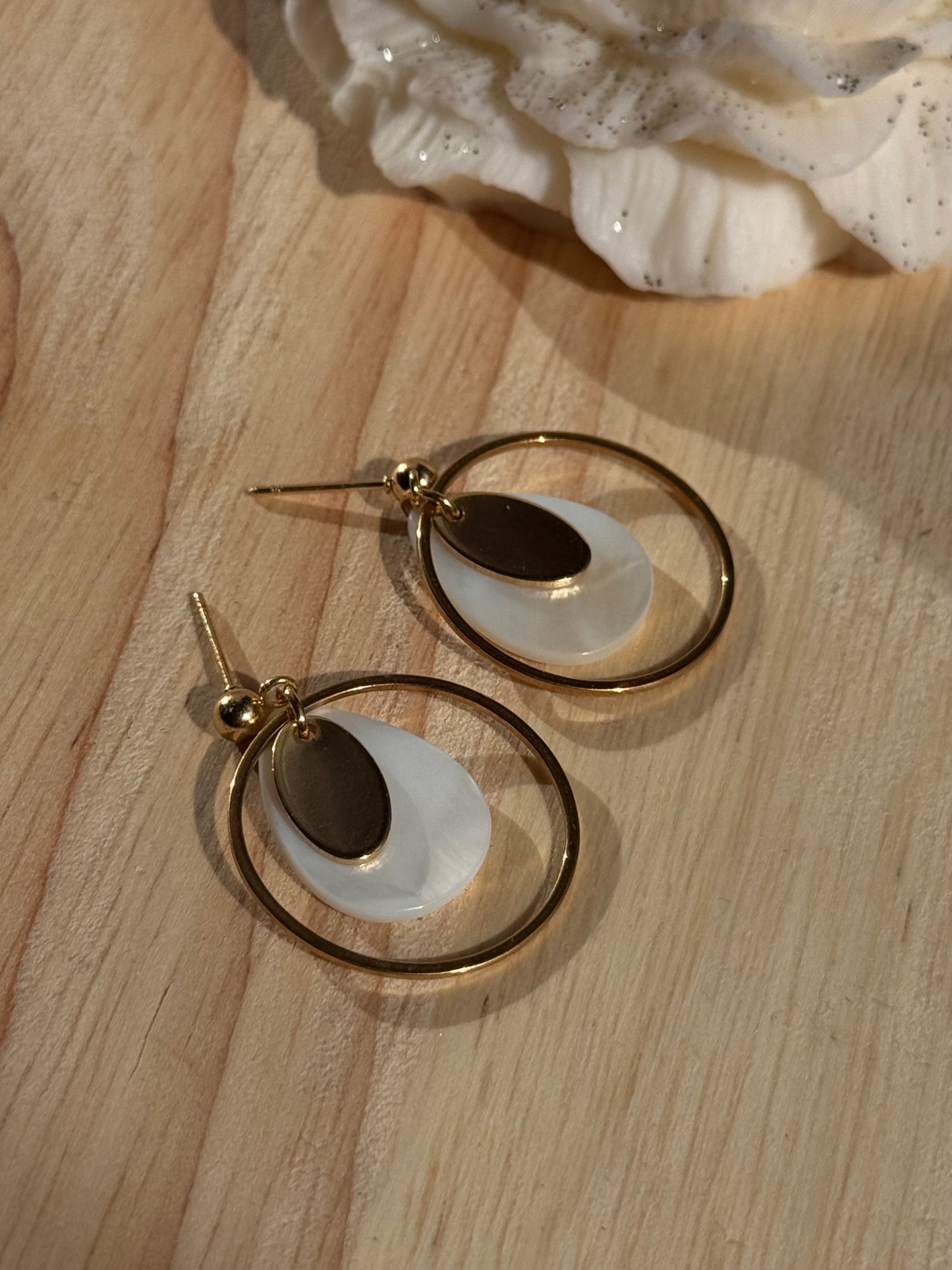 135. Boucles d'Oreilles Pendantes en Acier Inoxydable Doré - Cercle et nacre