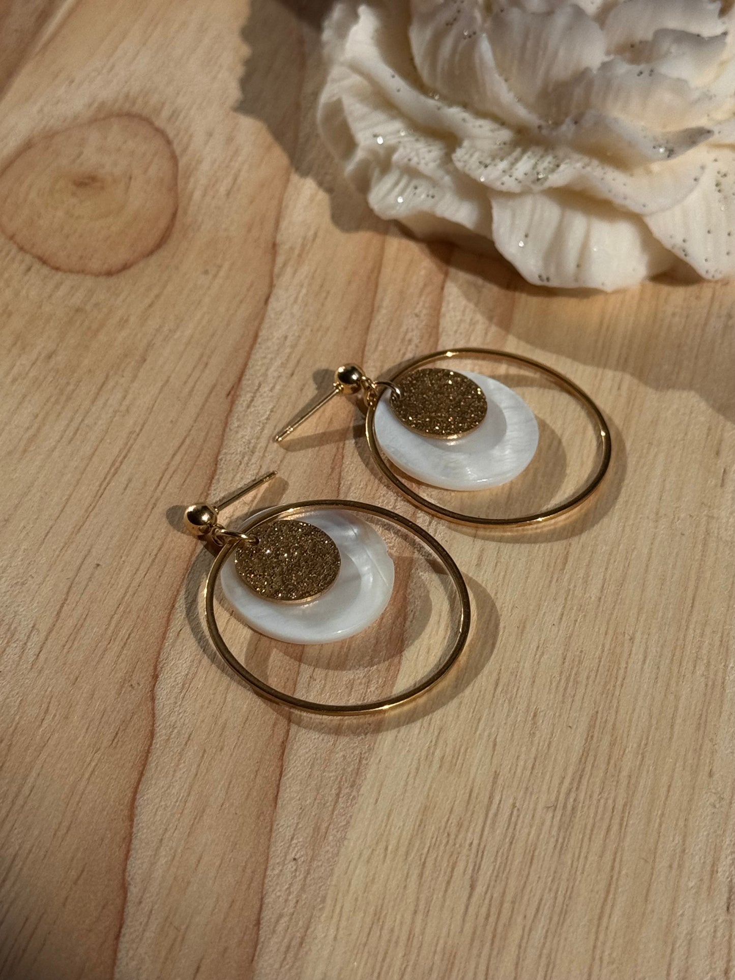 134. Boucles d'Oreilles Pendantes en Acier Inoxydable Doré - Cercle et nacre