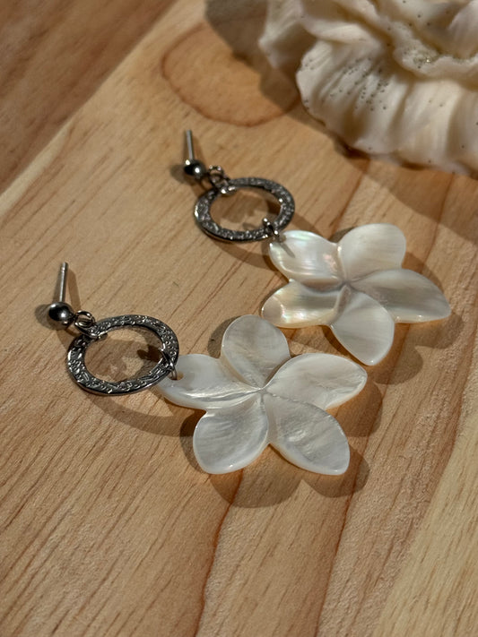 138. Boucles d’oreilles en acier inoxydable argenté et nacre – Design fleur élégante