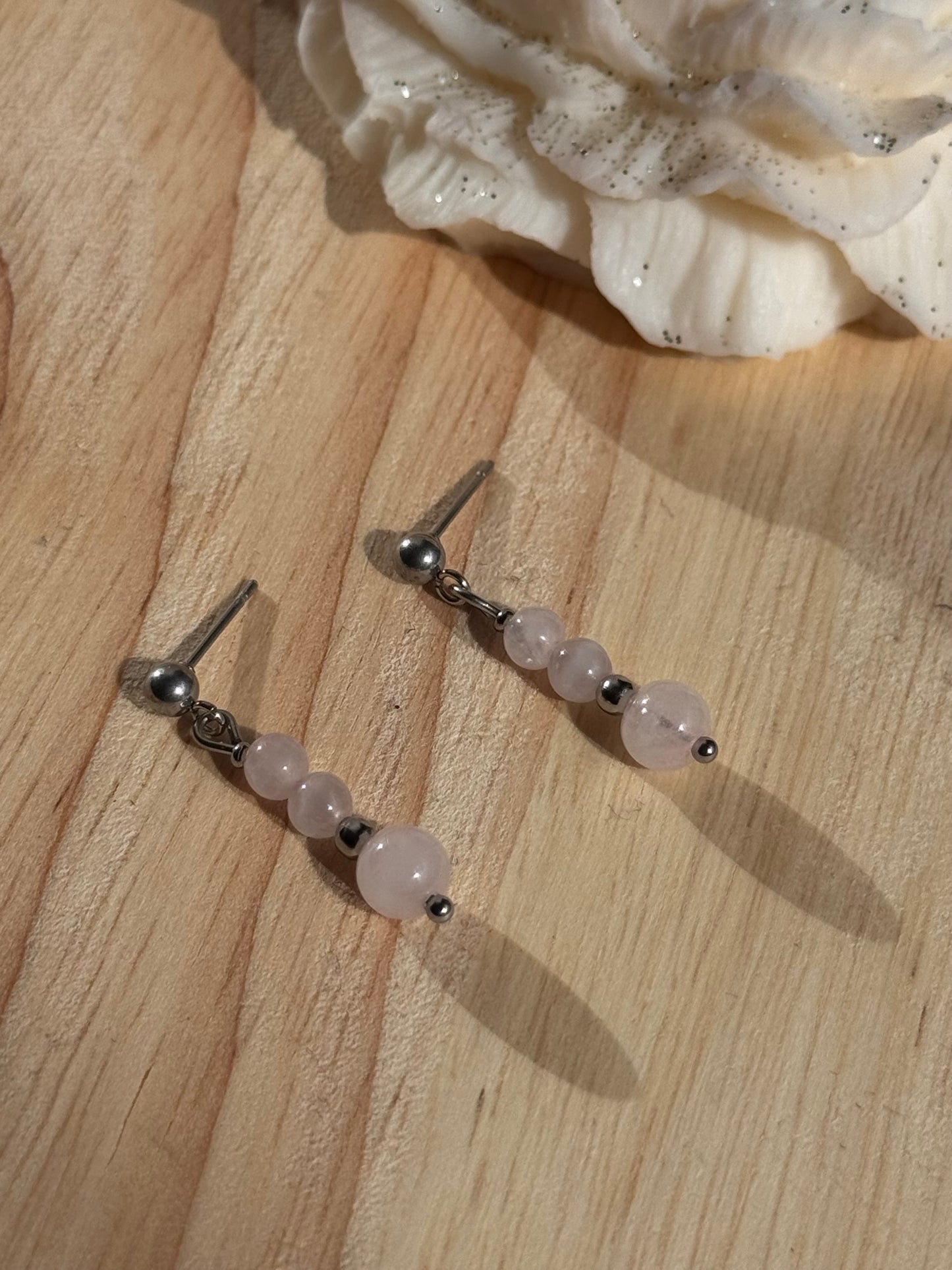 148. Rosäa - Boucles d'oreilles pendantes en acier inoxydable argenté perles naturelles de quartz rose