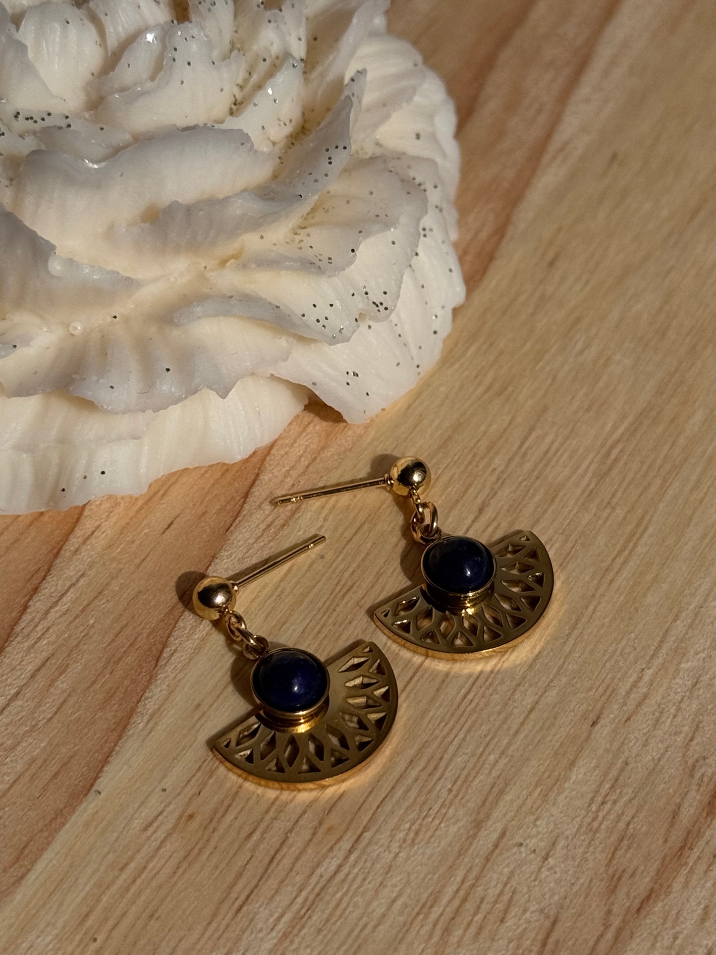 108.  Boucles d'Oreilles Pendantes en Acier Inoxydable Doré - Perle de Lapis Lazuli et éventail doré