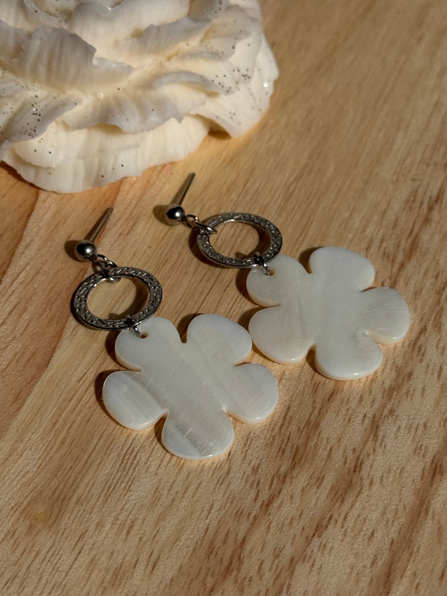 136. Boucles d’oreilles en acier inoxydable argenté et nacre – Design fleur