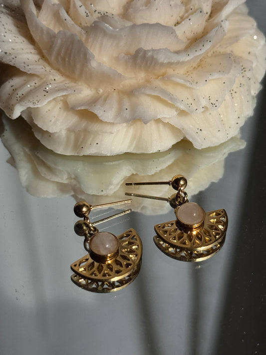 109.  Boucles d'Oreilles Pendantes en Acier Inoxydable Doré - Perle de quartz rose et éventail doré
