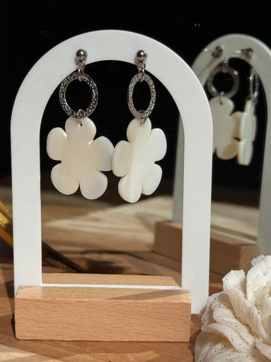 136. Boucles d’oreilles en acier inoxydable argenté et nacre – Design fleur