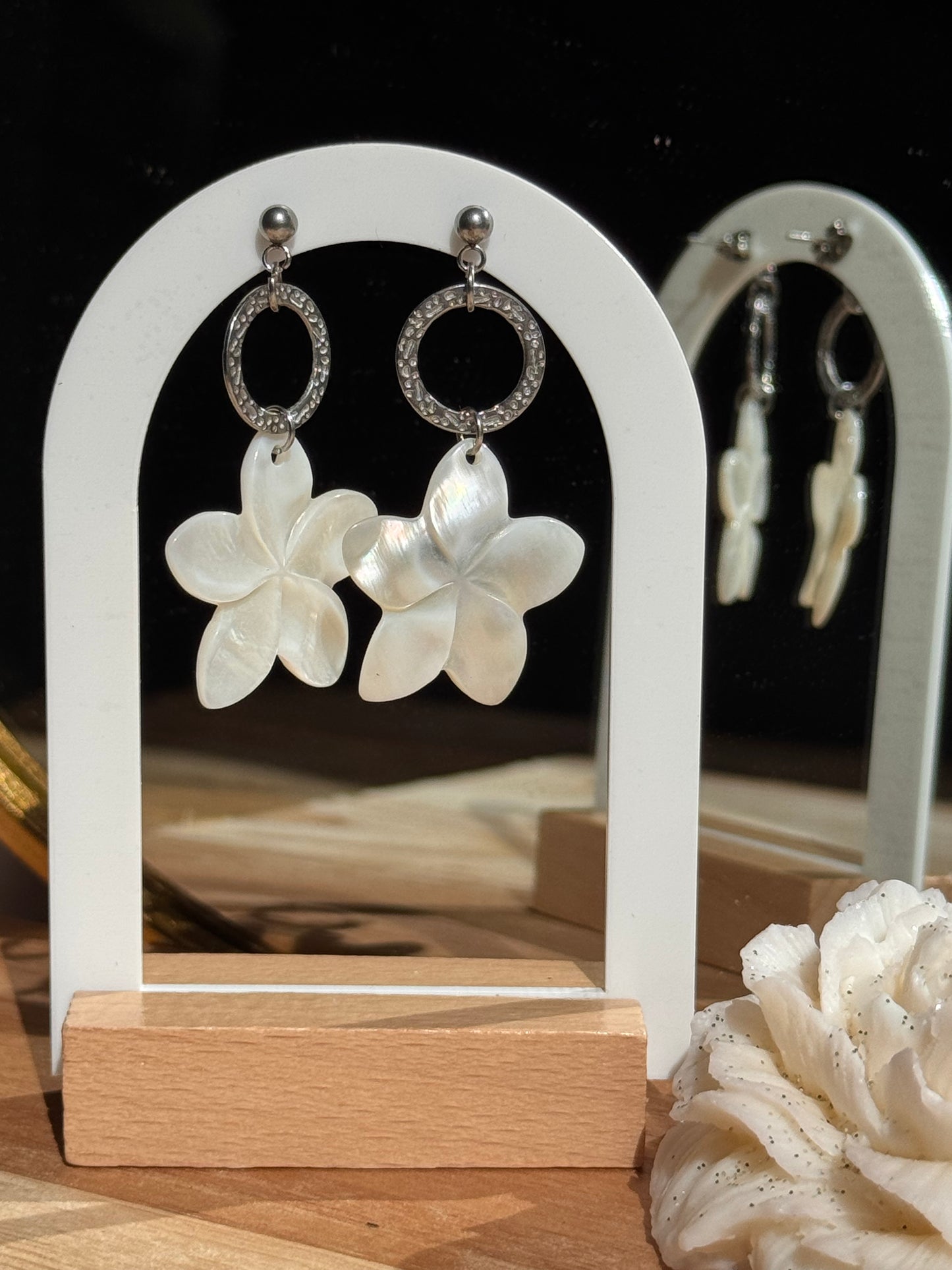 138. Boucles d’oreilles en acier inoxydable argenté et nacre – Design fleur élégante