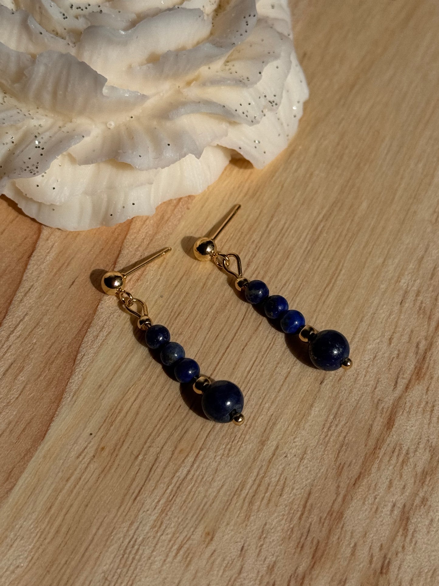 144. Azura - Boucles d'oreilles pendantes en acier inoxydable doré perles naturelles Lapis Lazuli