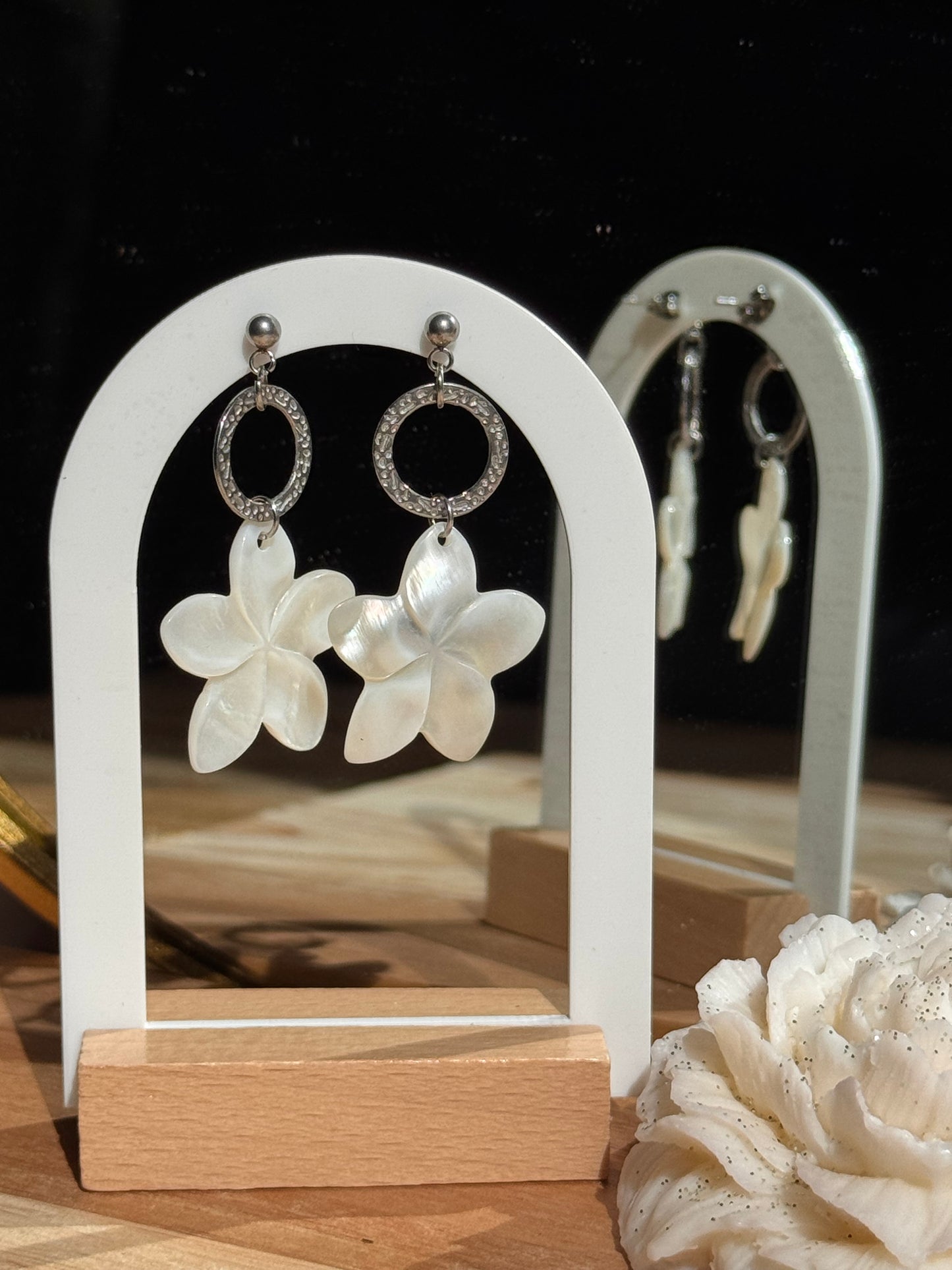 138. Boucles d’oreilles en acier inoxydable argenté et nacre – Design fleur élégante