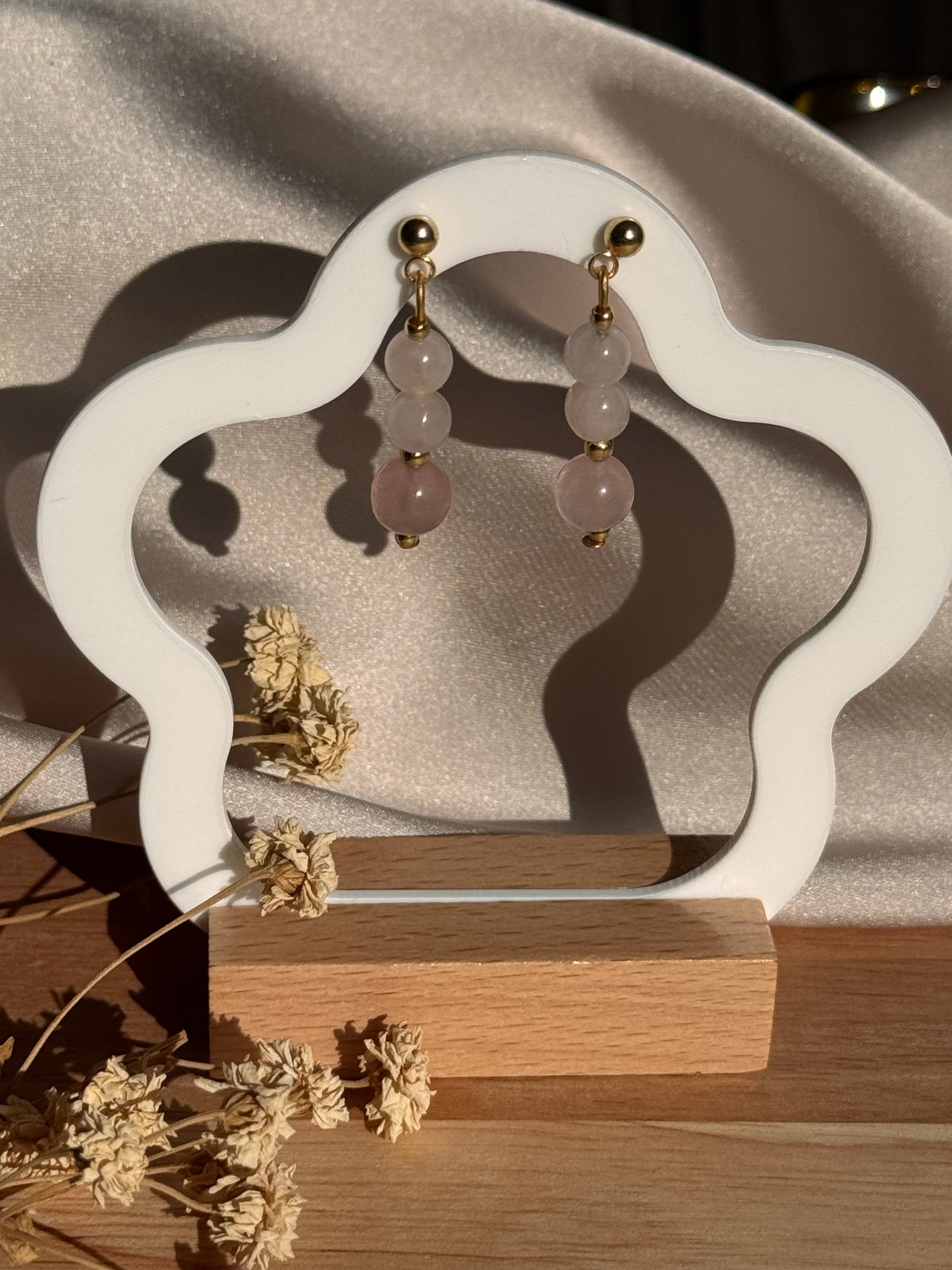 Amelya - Boucles d'Oreilles Pendantes en Acier Inoxydable Doré avec 3 Perles de Quartz Rose