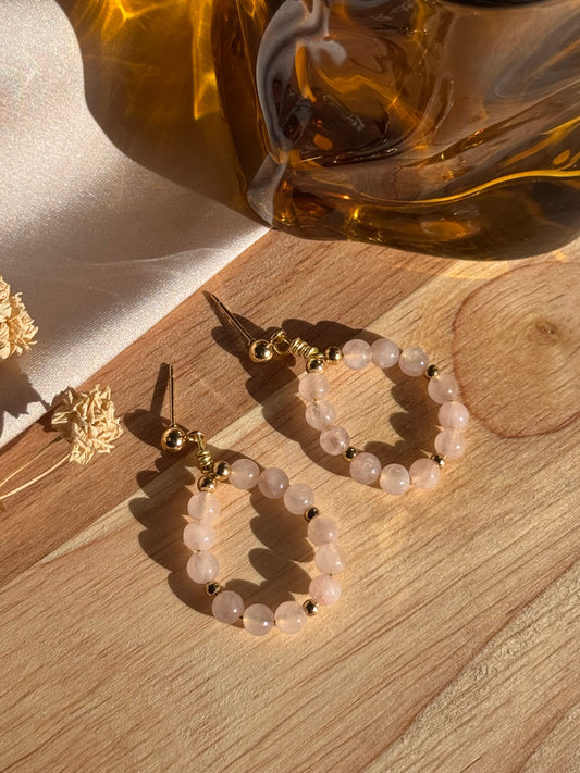 Rosalya  - Boucles d'Oreilles Pendantes en Acier Inoxydable Doré et Perles de Quartz Rose