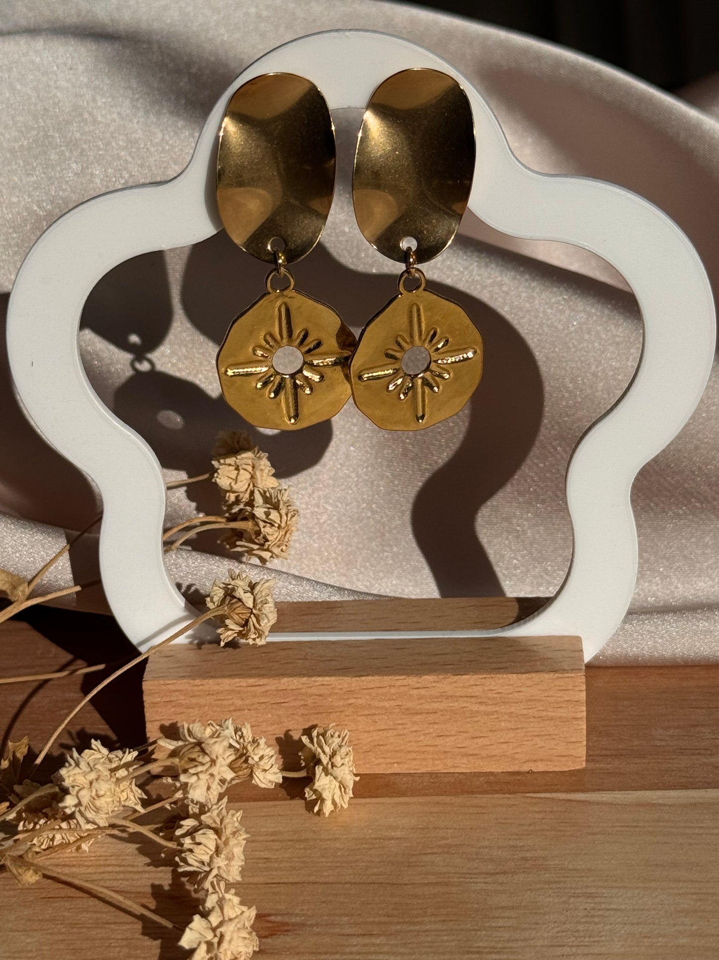 Stellara  - Boucles d'Oreilles Pendantes en Acier Inoxydable Doré avec Etoile Gravée