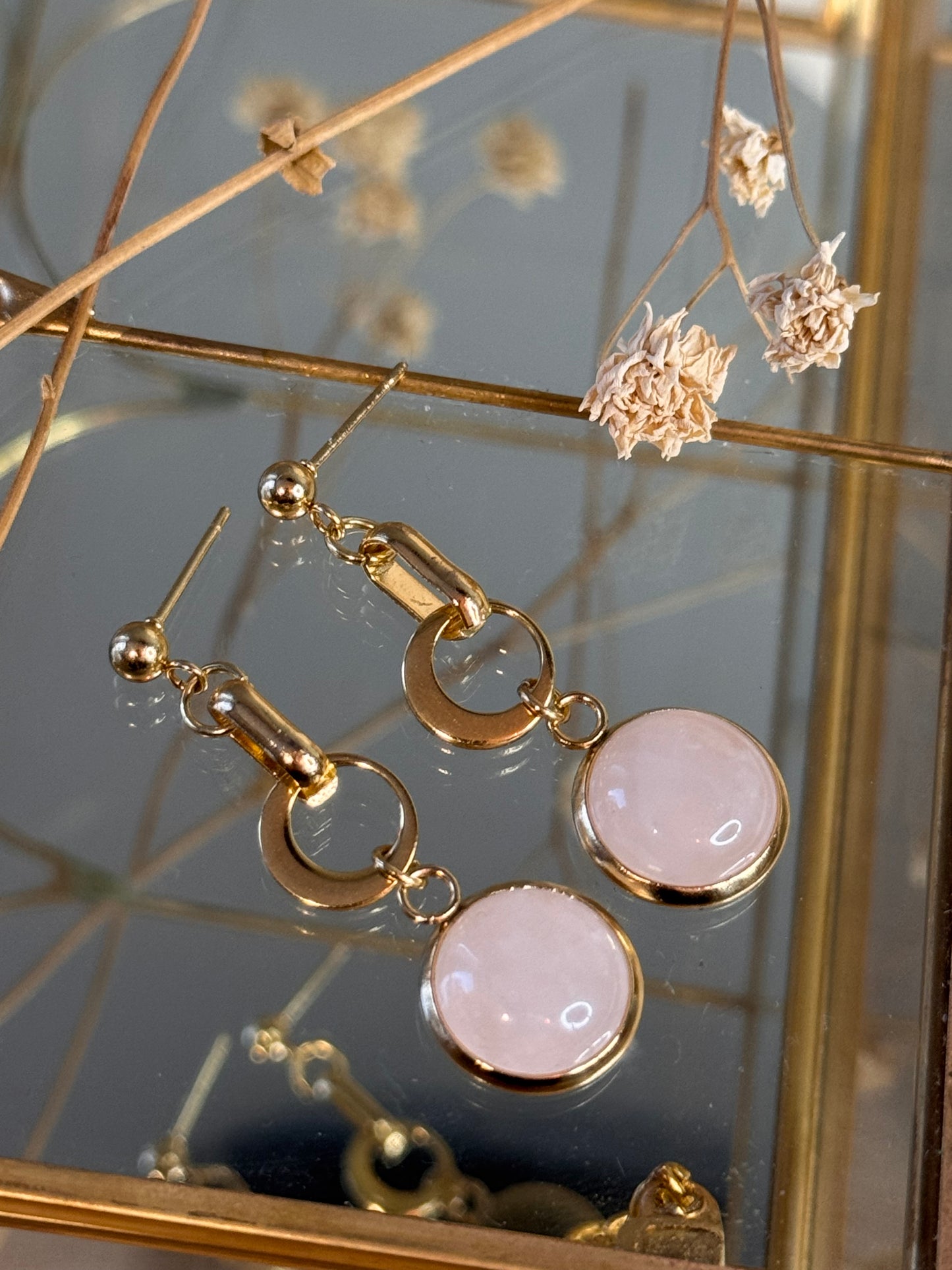 Roséa  - Boucles d'Oreilles Pendantes en Acier Inoxydable Doré – Cercle et Pierre de Quartz Rose