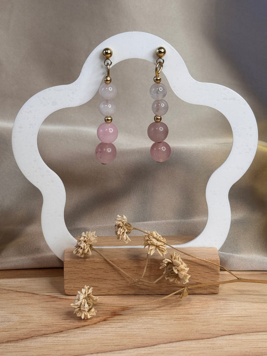 Amelya - Boucles d'Oreilles Pendantes en Acier Inoxydable Doré avec 4 Perles de Quartz Rose