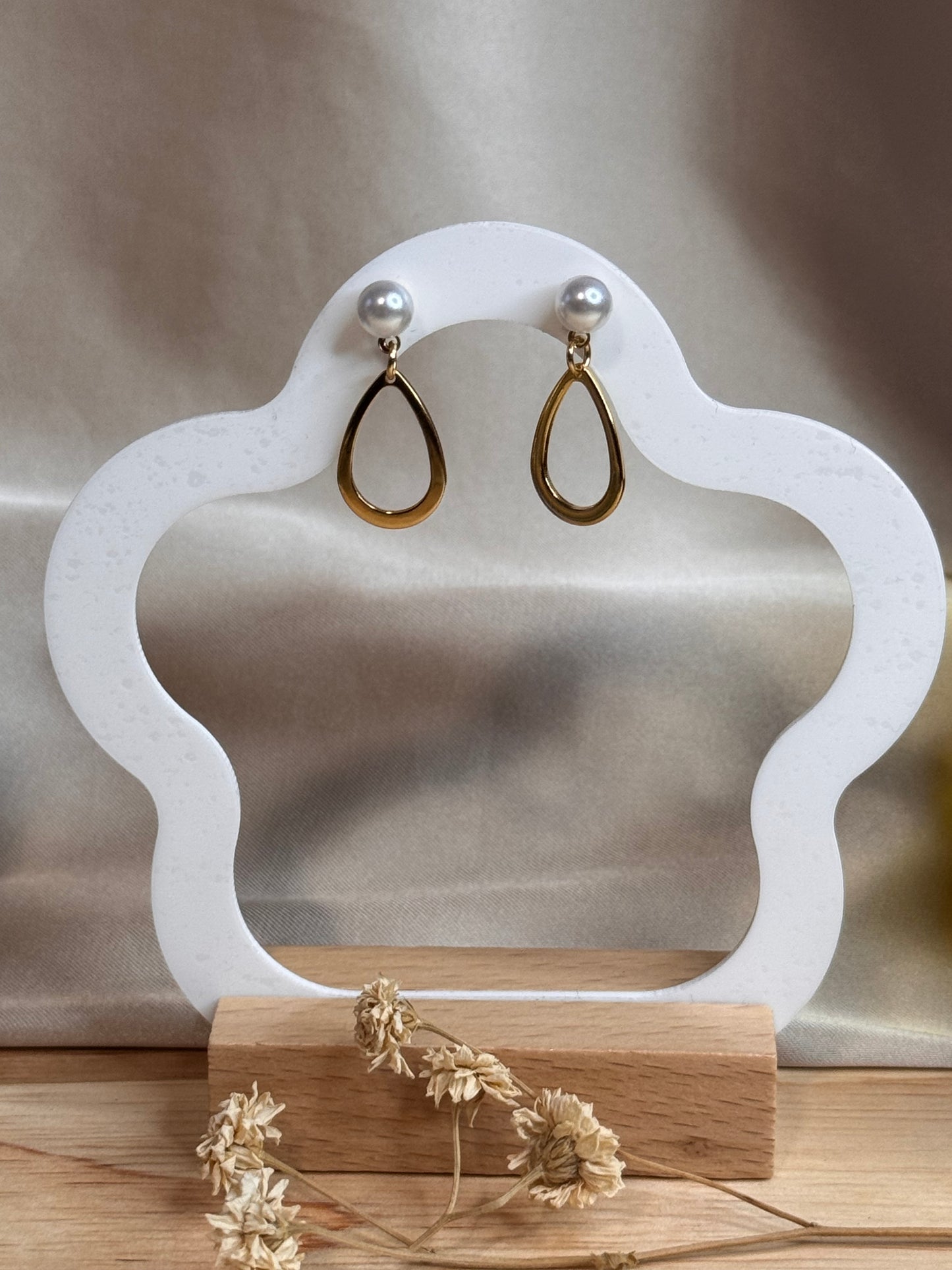 Elior -  Boucles d'Oreilles Pendantes en Acier Inoxydable Doré avec Goutte Fine et Perle