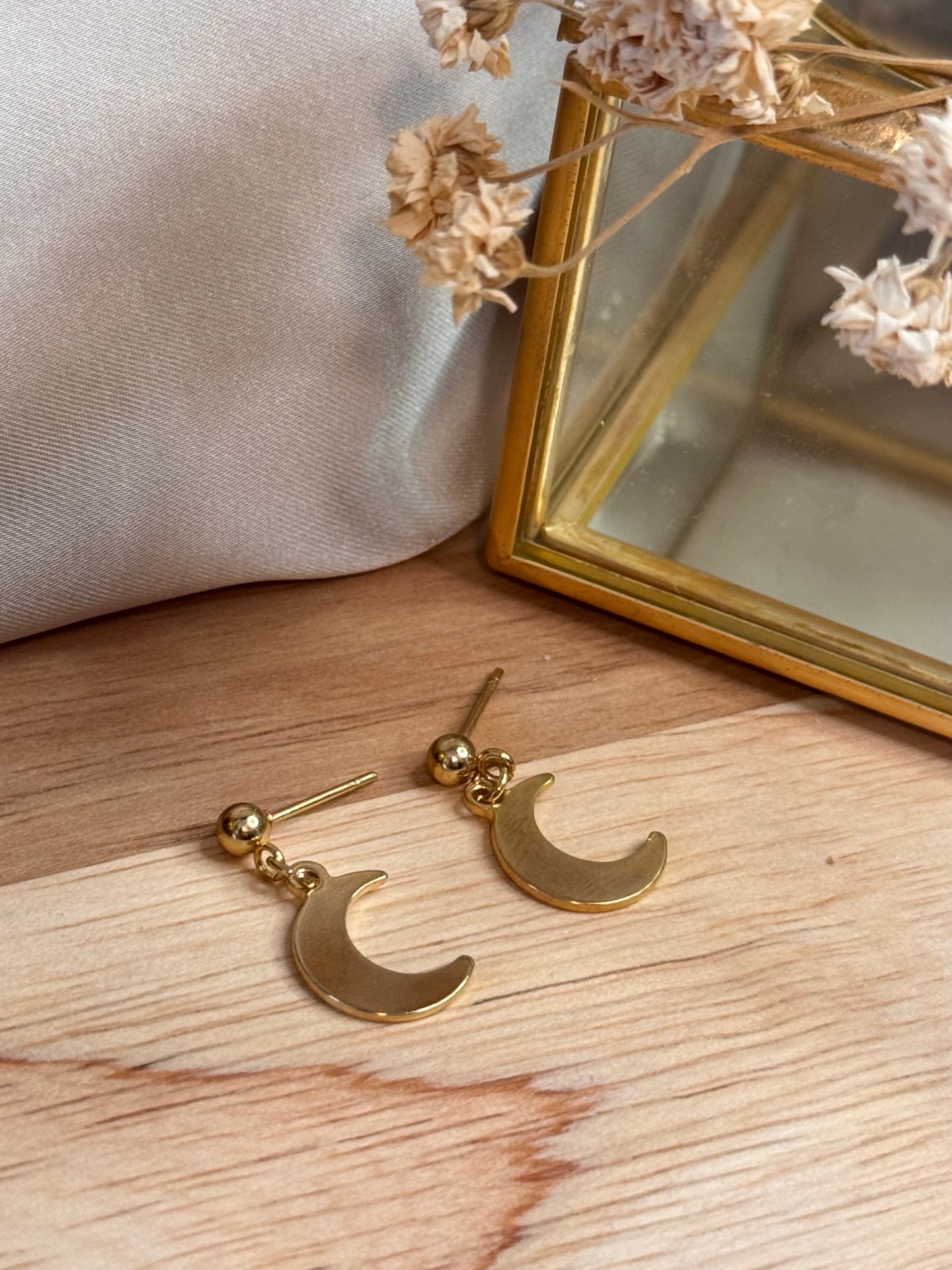 Sélène - Boucles d’Oreilles Pendantes en Acier Inoxydable Doré – Petite Lune Élégante