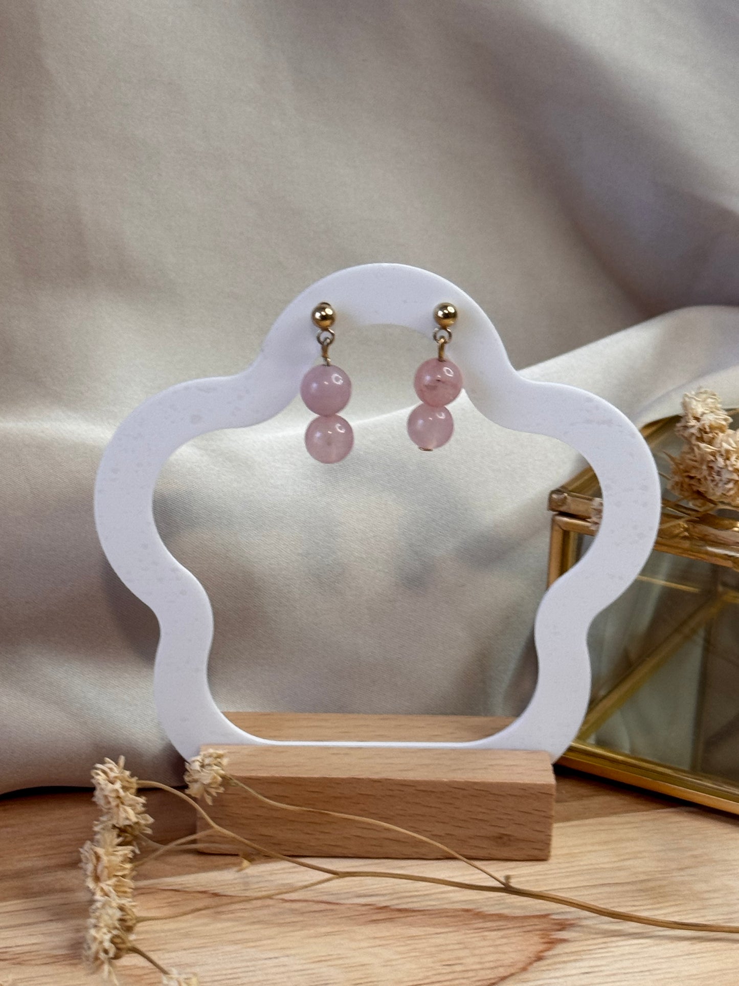 Amelya - Boucles d'Oreilles Pendantes en Acier Inoxydable Doré avec 2 Perles de Quartz Rose