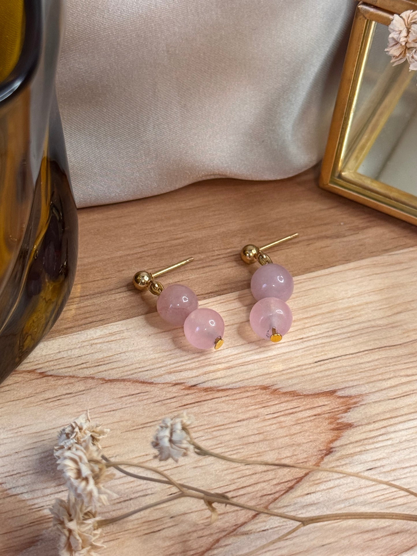 Amelya - Boucles d'Oreilles Pendantes en Acier Inoxydable Doré avec 2 Perles de Quartz Rose