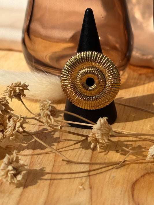 Bague Solaria – Acier inoxydable doré, design solaire texturé