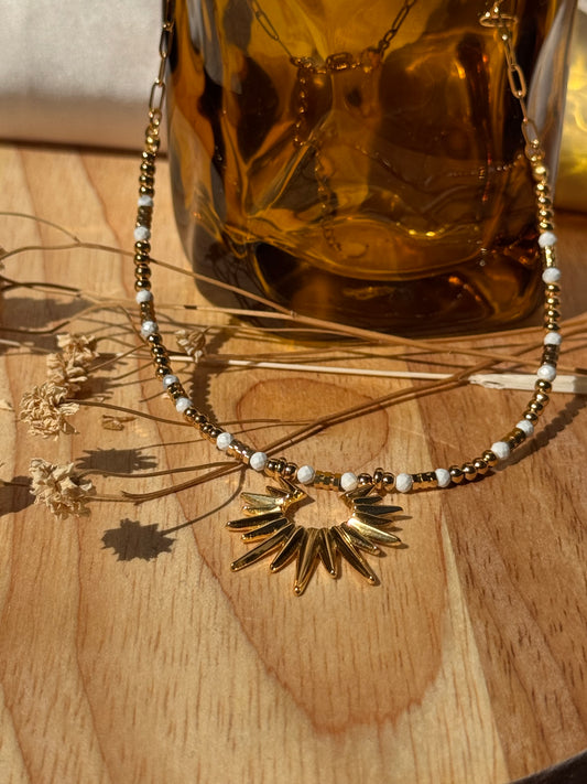 Collier soleil doré et perles blanche – Bijou bohème chic en acier inoxydable
