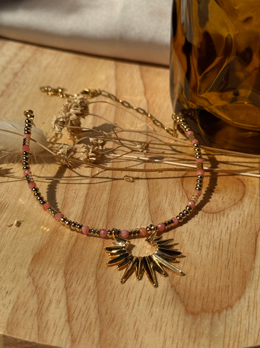 Collier soleil doré et perles roses – Bijou bohème chic en acier inoxydable