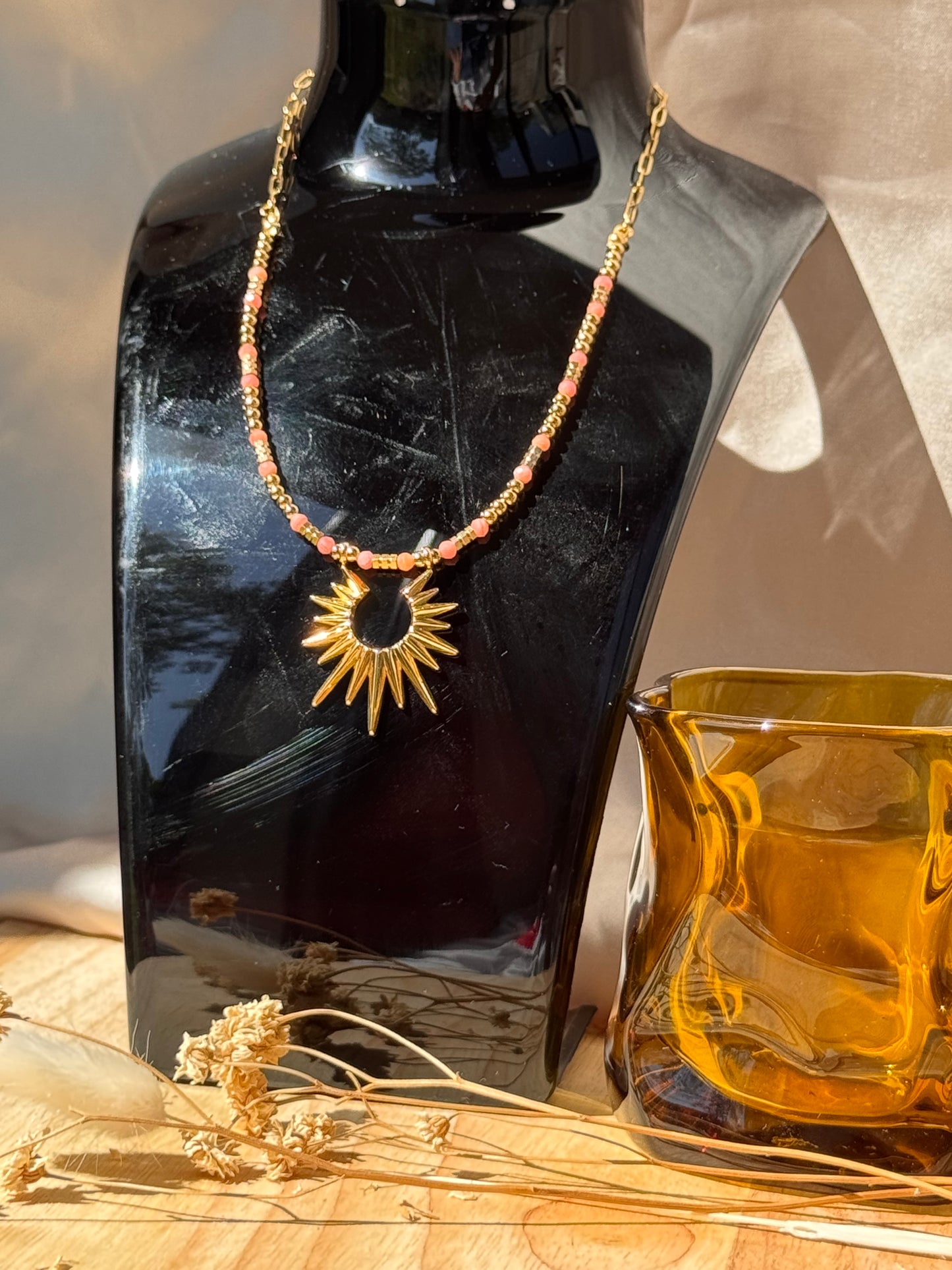 Collier soleil doré et perles roses – Bijou bohème chic en acier inoxydable