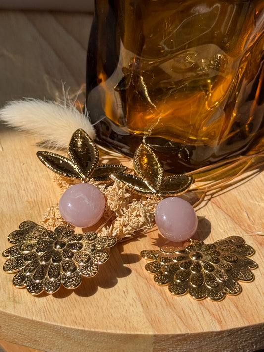 Boucles d’Oreilles Fleur Dorée & Pierre Rose – Acier Inoxydable