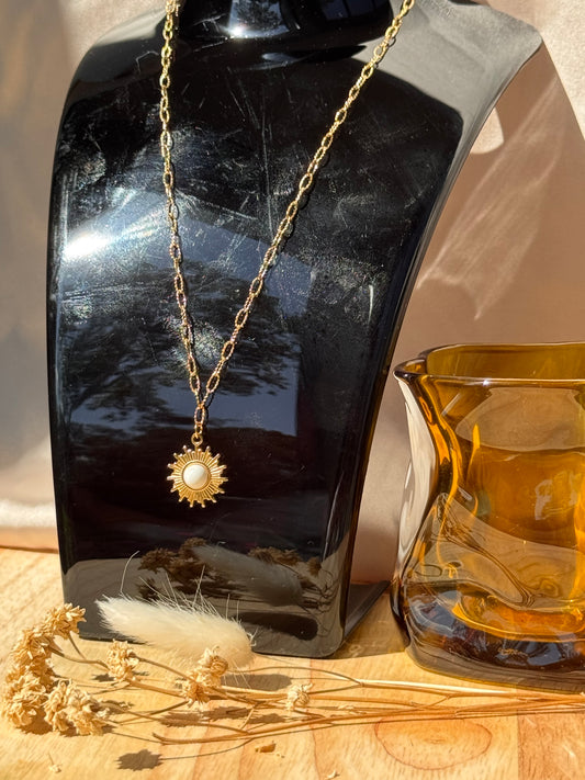 Collier soleil nacré en acier inoxydable – Rayonnez chaque jour