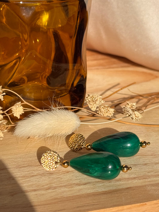 Boucles d’oreilles Vert Envoûtant – Acier inoxydable doré & perle poire résine vert profond