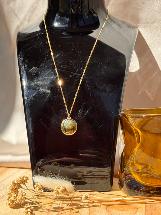 Collier délicat en acier inoxydable, avec une chaîne fine et élégante, sublimé par un pendentif